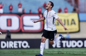 Rodriguinho comemora o gol marcado diante do Atlético-GO