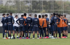 Jogadores se reúnem para treinar após vitória sobre o Atlético-GO, pelo Brasileirão