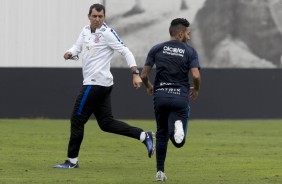 Técnico Carille e o novato Clayson durante o treino dessa terça-feira