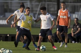 Marquinhos Gabriel e Gabriel dividem bola em meio a treino técnico no CT