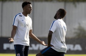 Moisés e Mendoza batem papo durante aquecimento do elenco