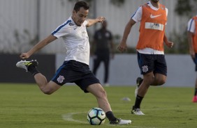 Rodriguinho finaliza em coletivo no Corinthians; meia est confirmado para clssico