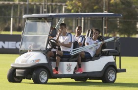 Zagueiro Léo Santos leva companheiros em carrinho de golf pelo CT