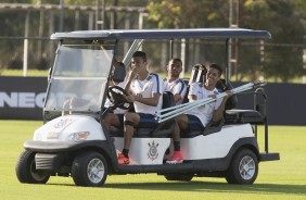 Zagueiro Lo Santos leva companheiros em carrinho de golf pelo CT