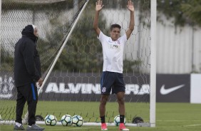 Pedrinho tambm teve seu momento de goleiro durante a atividade