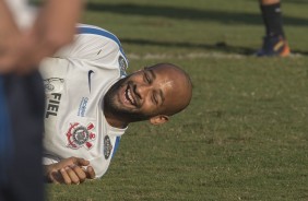 Jogadores reservas e titulares participaram do treino com bola no CT