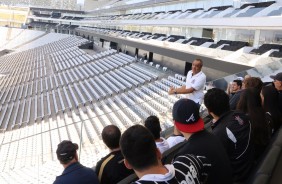Basílio conta histórias a grupo de visitantes em arquibancada da Arena