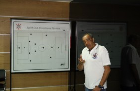 Basílio mostrou bastidores da Arena, como a lousa usada pelo técnico Carille