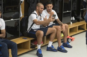 Clayson e Pedro Henrique no vestiário antes do jogo contra o Santos