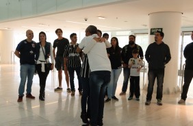 Fã se emociona com encontro com Pé de Anjo