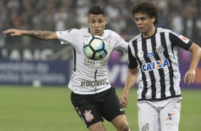 Guilherme Arana atuando contra o Santos pelo Brasileirão na Arena lotada