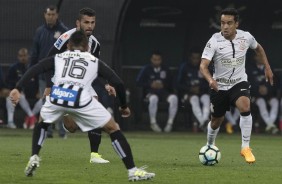 Jadson contra o Santos, na Arena, pelo Campeonato Brasileiro