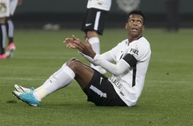 Jô deu assistência e marcou gol contra o Santos na Arena