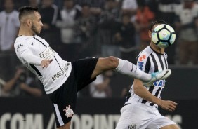 Maycon atuando contra o Santos, na Arena, pelo Campeonato Brasileiro