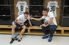 Maycon e Léo Jabá conversam no vestiário da Arena antes do jogo contra o Santos