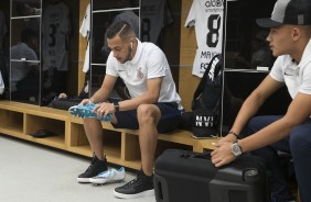 Maycon e Léo Jabá no vestiário da Arena antes da partida contra o Santos