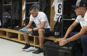 Maycon e Lo Jab no vestirio da Arena antes da partida contra o Santos