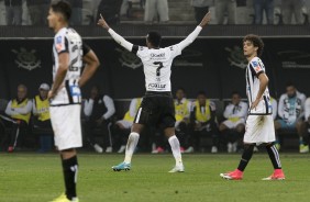 O atacante Jô, Rei dos Clássicos, não passou em branco contra o Santos