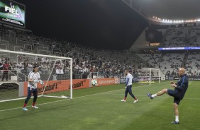 O preparador de goleiro Mauri aquece os arqueiros antes da partida contra o Santos, na Arena