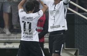 Os autores dos gols, Romero e Jô, comemoram juntos a vitória do Timão