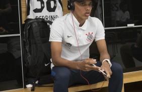 Pedrino aguarda o início da partida contra o Santos, pelo Campeonato Brasileiro