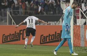 Romero, artilheiro da Arena, 'voando' para comemorar o primeiro gol do Corinthians contra o Santos