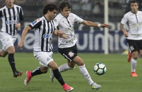 Romero disputa a bola com jogador santista em partida pelo Brasileirão, na Arena