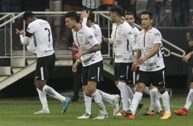 Todo o elenco comemora o gol do atacante Jô contra o Santos