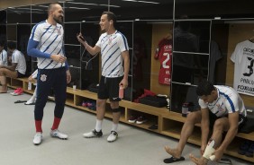 Walter e Rodriguinho no vestirio da Arena Corinthians preparando-se para jogo contra o Santos