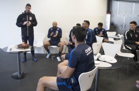 O goleiro Caíque ganhou bolo de aniversário atrasado no treino de hoje