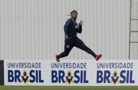 Paulo Roberto 'voa' para cabecear a bola no treino de hoje