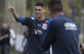 Léo Santos teve seu contrato renovado com o Timão