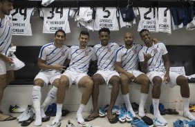 Atletas aguardam incio do jogo contra o Vasco, em So Janurio