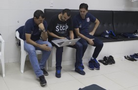 Carille e Cuca estudam a tática no vestiário antes do jogo contra o Vasco