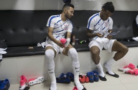 Clayson e Paulo Roberto aguardam o jogo contra o Vasco, no vestiário do time adversário