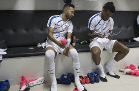 Clayson e Paulo Roberto aguardam o jogo contra o Vasco, no vestirio do time adversrio