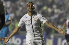 Clayton corre para o abraço após marcar contra o Vasco, em São Januário