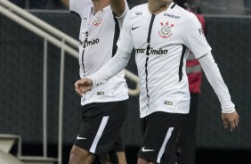 Jadson, de pênalti, marcou o terceiro gol do Timão contra o São Paulo, na Arena