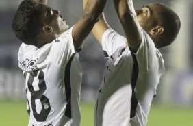 Jogadores comemorando gol de Clayton contra o Vasco