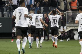 Jogadores comemorando um dos gols contra o So Paulo