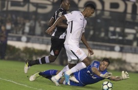 O atacante Jô marcando mais um gol no Vasco, pelo Brasileirão