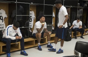 Camacho, Kazim e o restante do elenco no vestiário antes do jogo contra o São Paulo