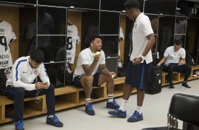 Camacho, Kazim e o restante do elenco no vestirio antes do jogo contra o So Paulo