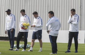 Comissão técnica reunida para comandar o treino de reapresentação do Corinthians
