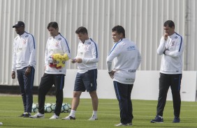 Comisso tcnica reunida para comandar o treino de reapresentao do Corinthians