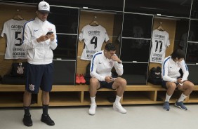 Gabriel, Balbuena e Romero no vestirio da Arena antes do jogo contra o So Paulo