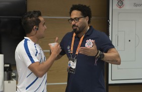 Jadson conversa com no vestiário da Arena antes da partida contra o São Paulo