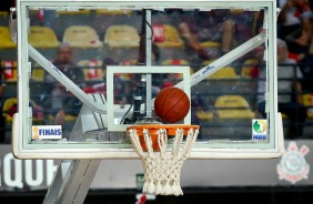 Linda imagem da cesta na final da NBB de basquete