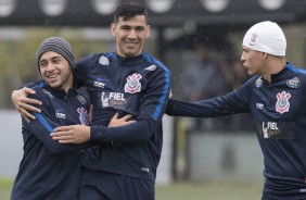 Maycon, Balbuena e Arana em clima descontraído no treino desta terça-feira