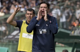 Leandro da Silva, o Cuca, auxiliando Carille no jogo contra o Coritiba, pelo Brasileirão